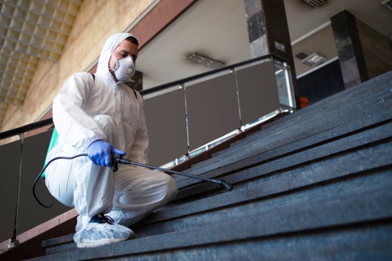 Inspection et traitement ciblé par un technicien équipé